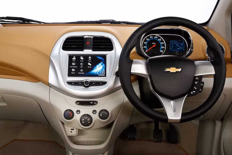 Nội thất bên trong của Beat Essentia có thiết kế y hệt như Chevrolet Spark, chỉ sử dụng vật liệu cao cấp hơn do là phiên bản concept. Ngoài ra, chiếc xe còn sở hữu hệ thống thông tin giải trí MyLink mới nhất của Chevrolet.