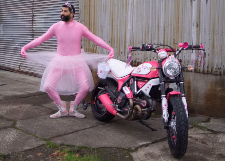 Toàn bộ thân của chiếc xe Hello Scrambler đã được sơn lại với hai màu hồng và trắng, kèm theo những hình vẽ Hello Kitty và trái tim đầy nữ tính.