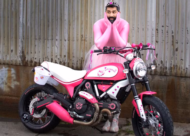 Để chiếc xe trông giống xe đạp trẻ em, Moto Corsa còn cố tình lắp tua rua và còi đồ chơi trên ghi-đông, cũng như bánh phụ và giỏ ở phía sau đuôi xe.