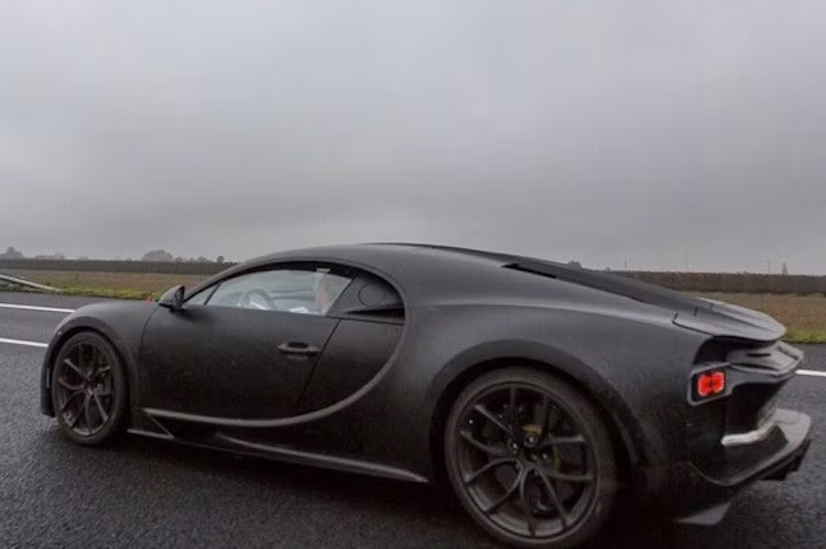 Dù có thể không sử dụng hết hiệu năng của Chiron, tuy nhiên sau khi bỏ ra 3,5 triệu USD, Floyd Mayweather sẽ được tận hưởng không gian nội thất sang trọng hơn hẳn, do Bugatti đã xác nhận rằng chiếc xe có cabin cao cấp hơn Veyron nhiều.