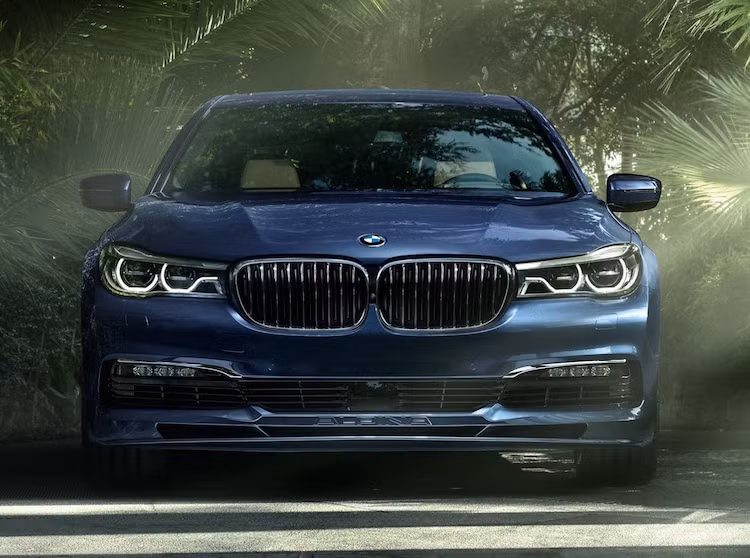 Theo phong cách quen thuộc của Alpina, phần thân của chiếc 7 Series độ hông được thay đổi nhiều, chỉ bổ sung thêm các nẹp khí động học dưới bodykit. Lưới tản nhiệt hình bầu dục của BMW cũng được bổ sung thêm các nan có khả năng thay đổi góc nghiêng để tăng hiệu quả khí động học.