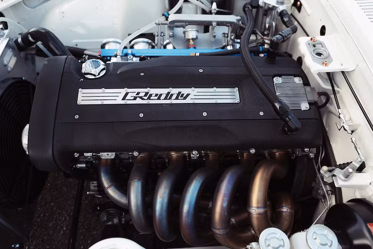 Thay vì động cơ 2.4l L24 nguyên bản, Fugu Z sử dụng máy 6 xi-lanh thẳng hàng 2.6l từ "huyền thoại" Nissan Skyline GT-R R32. Tuy nhiên hệ thống tăng áp kép đã được bỏ đi để phù hợp với "cá tính" của một chiếc xe cổ.