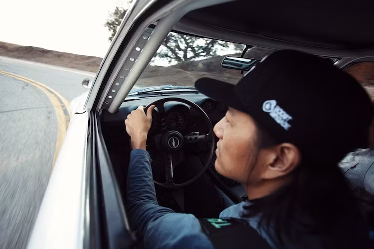 Sức mạnh của động cơ được truyền tới cầu sau thông qua hộp số sàn 5 cấp, vi sai giới hạn OS Giken tới cầu sau Techno Toy Tuning R200. Hệ dẫn động của xe đã được hãng McKenny Motorsports lắp đặt.