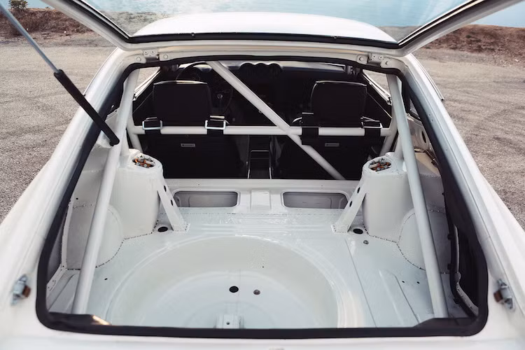 Theo đúng phong cách xe đua, các tấm thảm lót và cách âm được bỏ hoàn toàn để giảm trọng lượng, đồng thời khoang lái được gia cường bằng bộ khung thép bảo vệ.