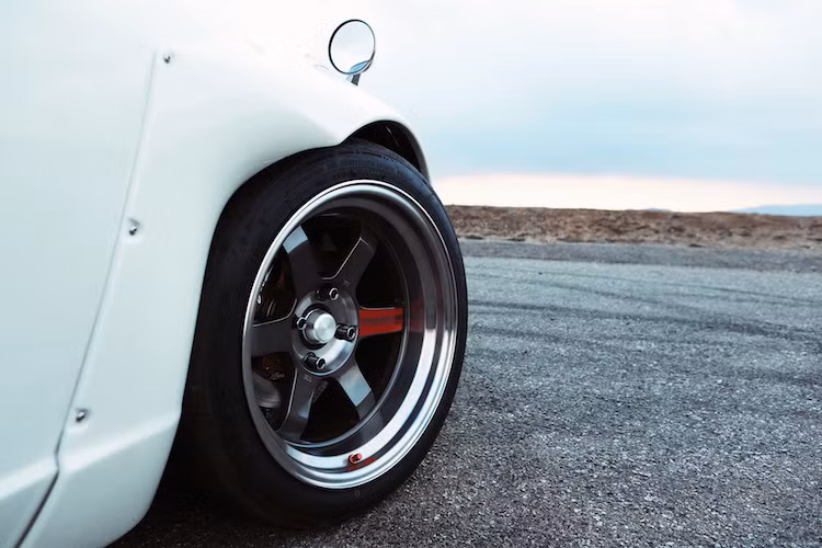 Thay vì màu nâu nguyên bản, chiếc Fugu Z đã được sơn lại trong màu trắng "sáng sủa" hơn. Thân xe được trang bị bộ widebody với các nẹp nới rộng vè xe theo phong cách Rocket Bunny, cùng với bộ mâm Volk TE37V 17 inch và lốp Nitto NT01 cực bám đường.