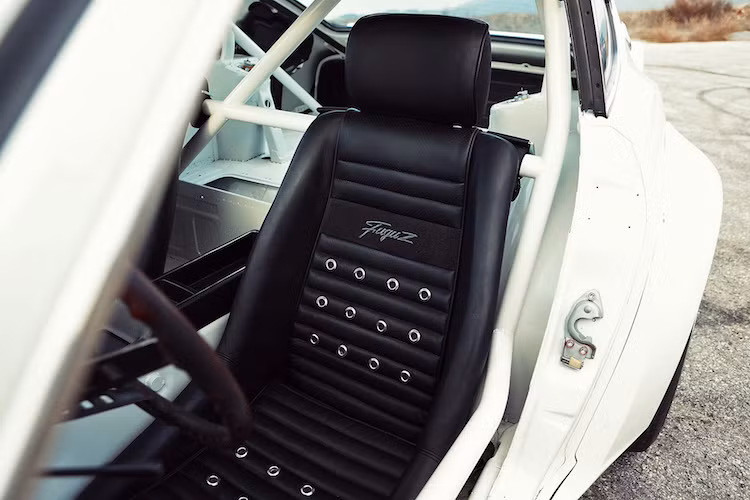 2 ghế ngồi của xe có thiết kế hoài cổ, được thêu logo Fugu Z theo phong cách của chiếc 240Z nguyên bản và đặt rất thấp dưới sàn xe. Những ghế ngồi này được cung cấp bởi hãng Carbon Signal.