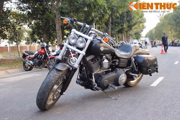 Một chiếc Harley-Davidson Dyna Fat bob đời 2008 cực "ngầu" với lớp sơn đen mờ nguyên bản.