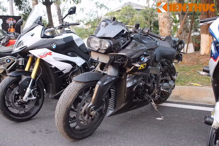 Mẫu naked bike BMW K1200R cực "ngầu" với dàn áo bằng sợi carbon, bên cạnh là adventure bike BMW S1000XR.
