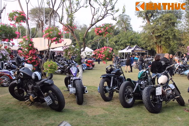 Khu vực trưng bày một số mẫu xe bobber độ từ các dòng xe Nhật như Honda Rebel, Yamaha Virago...