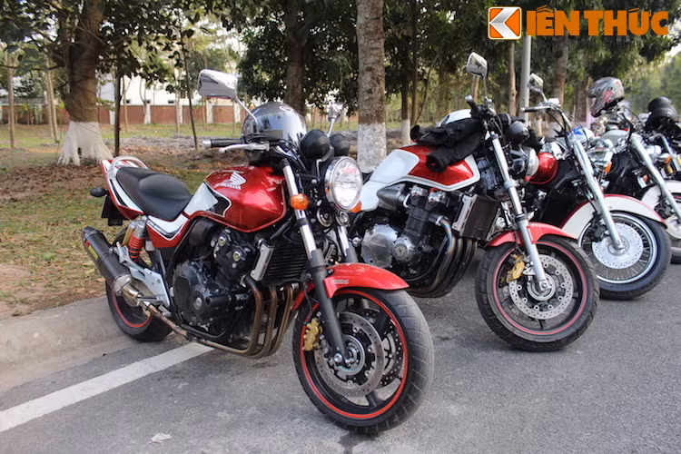 Khu vực của những chiếc Honda CB400SF Hyper VTEC và Honda Shadow.