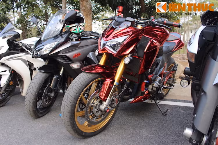 Naked Kawasaki Z800 độ bắt mắt với toàn thân dán chrome đỏ và mâm Marchesini Genesi "hàng hiệu".