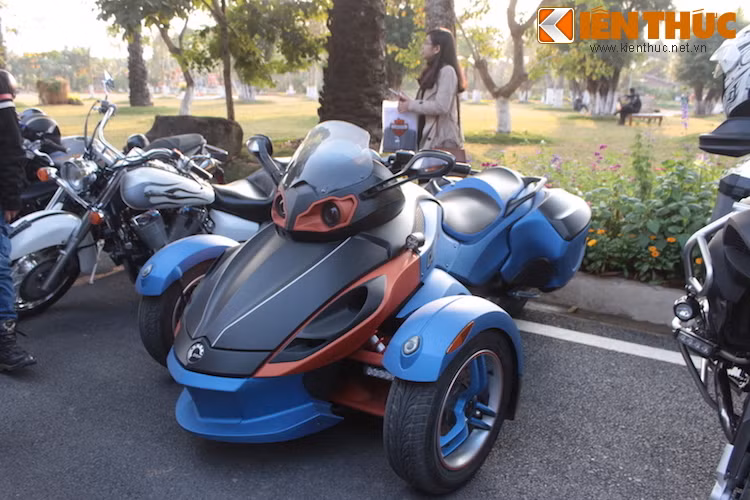 Một chiếc xe 3 bánh Can-Am với màu sơn mờ kết hợp độc đáo.