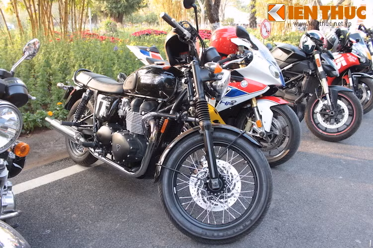 Triumph Bonneville cổ điển "đọ dáng" cùng "kỳ quan công nghệ trên 2 bánh" hiện đại BMW S1000RR HP4.