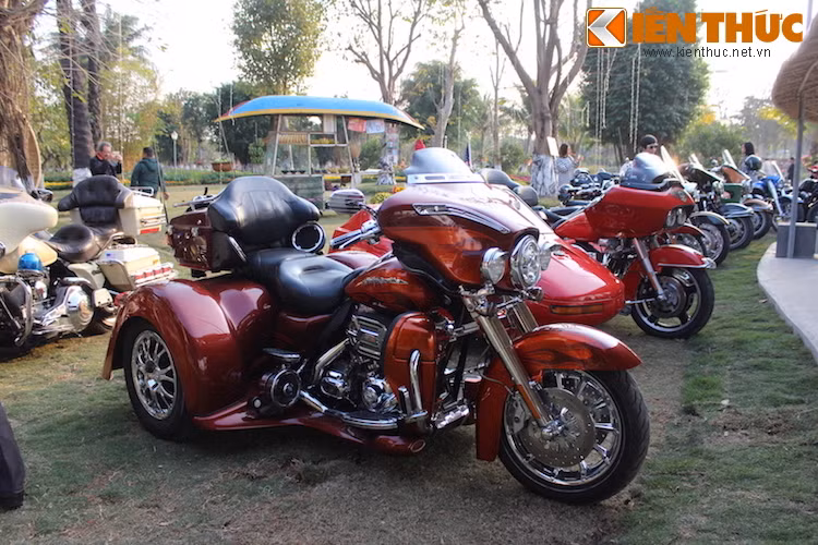 Dãy các dòng xe đường trường Harley-Davidson Tri Glide, Ultra Glide, Street Glide và Road Glide xếp ngay ngắn trong khuôn viên khu đô thị xanh Ecopark.
