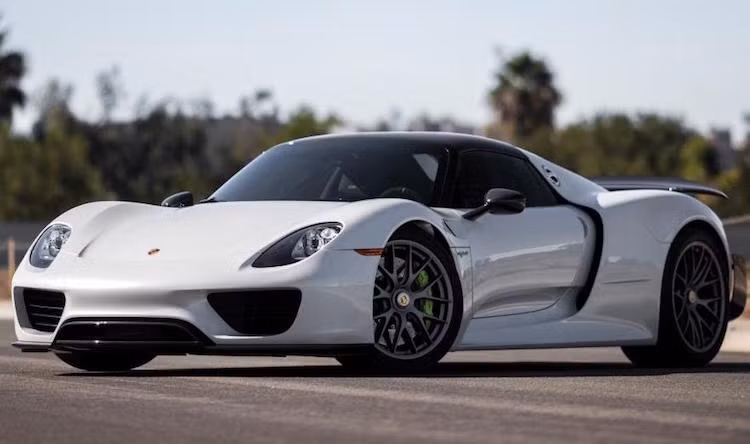 2015 Porsche 918 Spyder - 1,595 triệu USD: Chiếc 918 còn lại được đấu giá ở Scottsdale không có gói phụ kiện thể thao Weissach và đã đi hơn 1456 km. Chính vì vậy, nó được bán với giá "rẻ" hơn tới 165.000 USD.