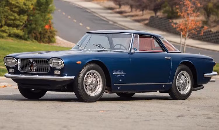 1962 Maserati 5000 GT Coupe - 1,54 triệu USD: Từng giành giải thưởng Xe đẹp nhất lễ hội Pebble Beach Concours d’Elegance, chiếc Maserati cổ này có động cơ 4.9l V8 340 mã lực - con số rất ấn tượng vào thời kỳ đó.