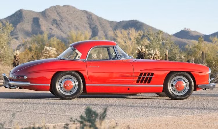 1962 Mercedes-Benz 300SL Roadster - 1,485 triệu USD: Được coi là một trong những chiếc xe mui trần đẹp nhất từng được Mercedes chế tạo, 300SL Roadster cực kỳ hoàn hảo vào năm 1962 với động cơ 3.0l I6 225 mã lực.