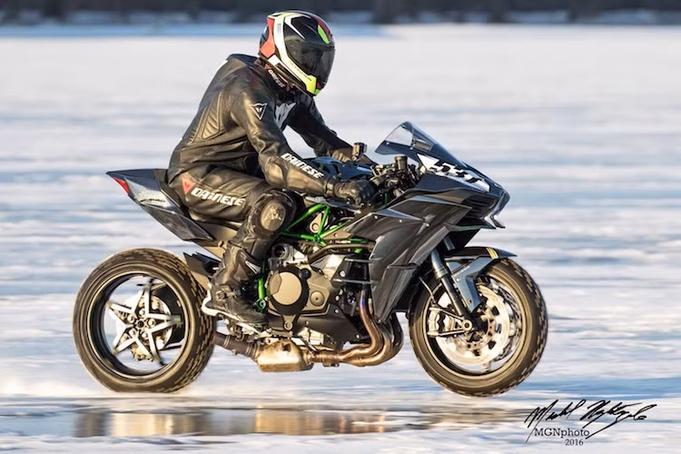 Kỷ lục tốc độ sẽ được thực hiện ở hồ Koshkonong tại Wisconsin, với sự có mặt và ghi nhận của chuyên viên của Tổ chức kỷ lục Thế giới Guinness.