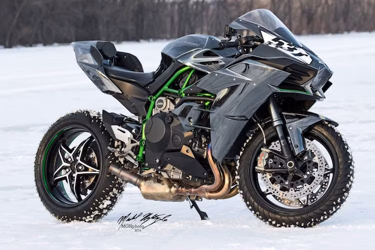 Hiện tại, kỷ lục này đang thuộc về tay đua Robert Gull tới từ Thụy Sĩ. Vào năm ngoái, anh này đã sử dụng một chiếc Honda CBR1000RR và đạt được tốc độ 225,2 km/h chỉ sử dụng bánh sau.