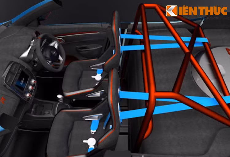 Trên Kwid Racer, hàng ghế sau của xe đã bị loại bỏ. Thay vào đó là một bộ khung thép gia cường theo phong cách những mẫu xe đua WRC. Hàng ghế trước của chiếc xe cũng đã được thay bằng loại ghế đua kèm dây an toàn 4 điểm.