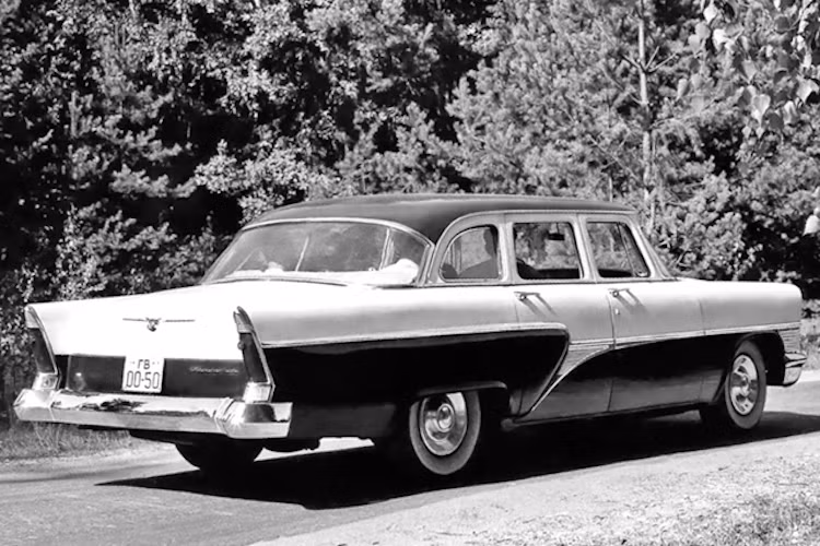 Những khách hàng chính của Chaika 13 bao gồm các nguyên thủ quốc gia XHCN, các đại sứ Liên Xô tại Đông Đức, Triều Tiên, Hungary,... và lực lượng tình báo KGB của Liên Xô trước đây.