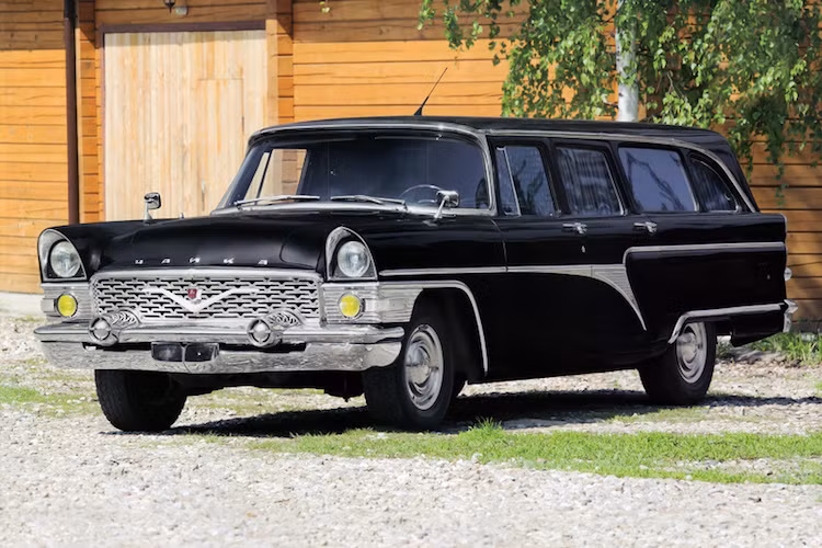 Tại các nước Liên Xô hay Đông Âu trước đây, những chiếc Chaika không chỉ nổi tiếng bởi sự sang trọng của mình mà còn bởi kích thước to lớn và "uống xăng như nước lã". Mẫu xe này chưa bao giờ được bán đại trà cho dân thường, tuy nhiên người dân có thể thuê chúng trong những dịp đặc biệt như đám cưới.