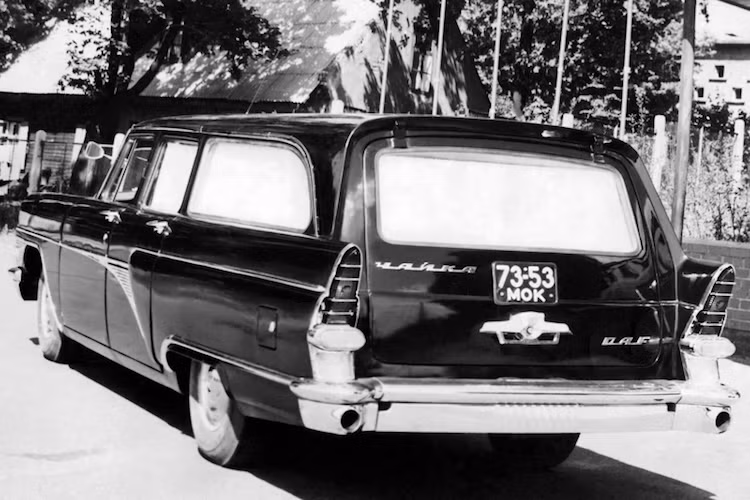 Đa số những chiếc Chaika 13 có dạng thân xe limousine 7 chỗ, 4 cửa. Tuy nhiên một số xe với kiểu thân wagon hoặc mui trần cũng được chế tạo. Về kiểu dáng, Chaika 13 khá giống mẫu xe Mỹ Packard Patrician, nhưng có nhiều chi tiết mạ chrome sang trọng hơn.