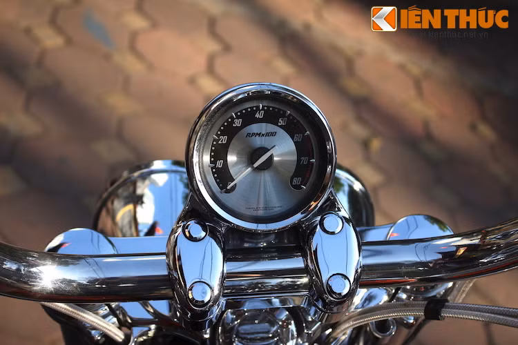 Tay lái của chiếc xe có dạng "giật ngược" về phía sau và uốn từ một ống chrome có đường kính lên tới gần 3,2 cm. Phía trên ghi-đông chỉ có duy nhất đồng hồ báo tua.