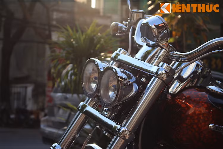 Ngay từ cái nhìn đầu tiên, "thằng béo" Fat Bob CVO đã gây ấn tượng mạnh và khác biệt so với những chiếc Harley-Davidson khác nhờ có cụm đèn pha kép đặc biệt chỉ có trên dòng xe này, nằm giữa cặp phuộc với đường kính lên tới 49 cm.