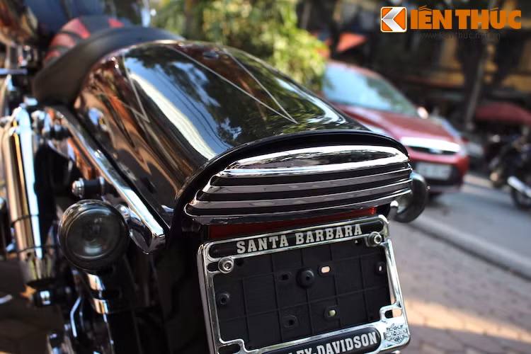 Phần đuôi của Fat Bob CVO có thiết kế cắt ngắn và vuốt nhẹ (bob), đúng như tên gọi của chiếc xe. Đèn hậu của chiếc xe cũng được "giấu" bên trong một tấm lưới ngang mạ chrome, không giống bất kỳ một chiếc Harley nào khác.