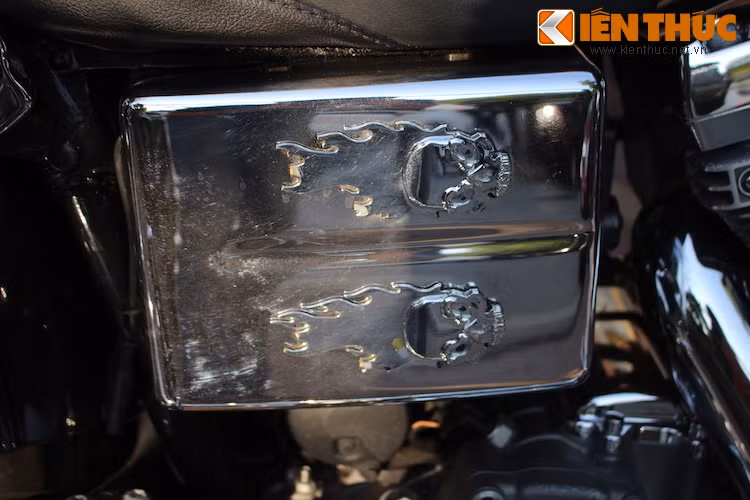 Cặp ốp hai bên thân xe vốn cũng có màu đen Black Diamond, nhưng chủ xe đã thay bằng ốp chrome với logo đầu lâu trên ngọn lửa dập nổi, càng khiến chiếc Fat Bob bề thế trở nên "ngầu" hơn.