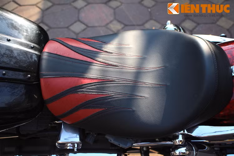 Yên xe cũng có thiết kế đặc biệt với họa tiết ngọn lửa đỏ may kéo dài từ bình xăng. Được làm hoàn toàn bằng da, riêng phần da đà điểu đỏ còn có những lỗ chân lông nổi lên.