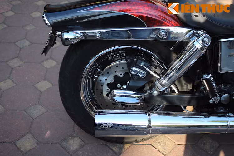 Lốp của chiếc xe có bề rộng 130 mm cho bánh trước và 180 mm cho bánh sau, đều có vân lớn "Big Block" đặc biệt. Fat Bob CVO nguyên bản được trang bị hệ thống xả Tommy Gun 2-1-2, tuy nhiên chiếc xe này đã được chủ nhân thay bằng pô Vance &amp; Hines 2-to-1 gọn gàng và uy lực hơn.