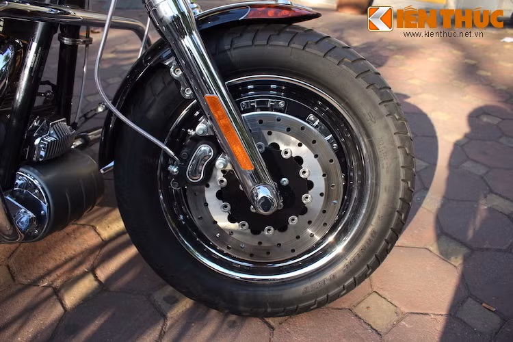 Cặp mâm 16 inch có tên gọi "Fang" cũng là một đặc điểm cực độc đáo của Fat Bob CVO. Phần lòng mâm được đúc từ nhôm sau đó sơn bóng và bắt vào vành mạ chrome. Được trang bị phanh đĩa nhưng ở thế hệ này, Fat Bob CVO chưa có phanh ABS.