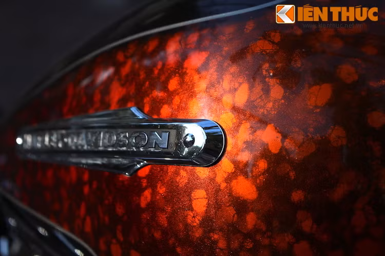 Ở màu sơn này, các hoa văn ngẫu nhiên được tạo ra bằng công nghệ sơn đặc biệt sẽ nổi lên trên nền sơn đỏ ánh kim Fire Quartz, giống như những dấu vân tay đầy máu bám vào thân xe đầy vẻ "ma mị".