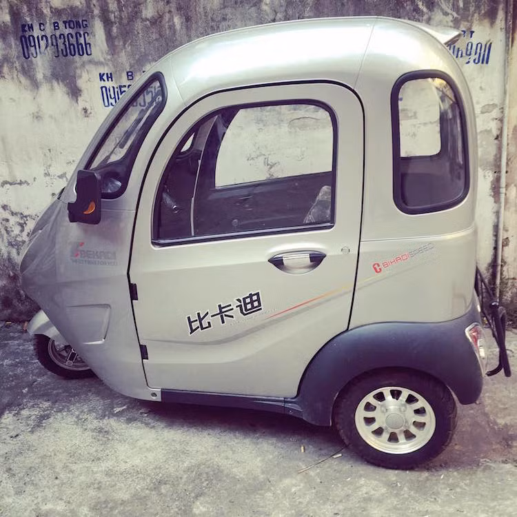 Sau "làn sóng" ôtô điện cỡ nhỏ, những chiếc xe máy điện 3 bánh có nguồn gốc từ Trung Quốc vừa qua cũng đã được một số người nhập về Việt Nam và bán khá "kín" qua Internet hoặc mạng xã hội.