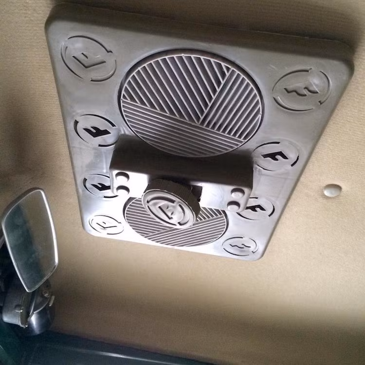 Một số mẫu xe "hạng sang" còn có thêm các trang bị như loa phát nhạc hay quạt gió để người lái và hành khách thoải mái hơn.