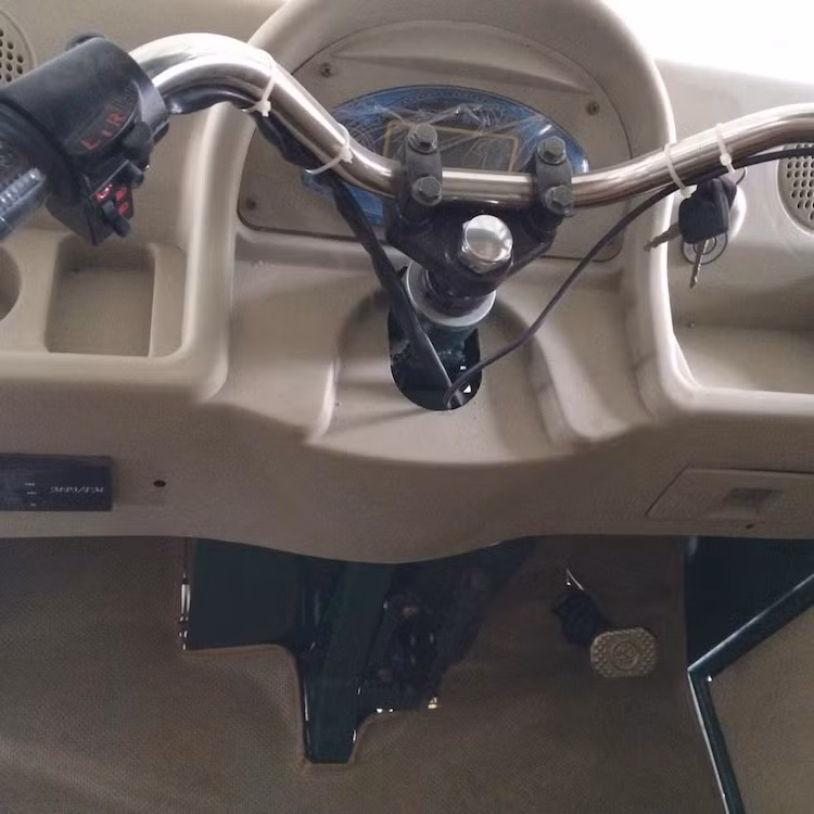 Hệ thống lái của xe 3 bánh điện Trung Quốc truyền động trực tiếp thông qua ghi-đông và cổ phốt để điều khiển bánh trước, tương tự như xe máy bình thường.