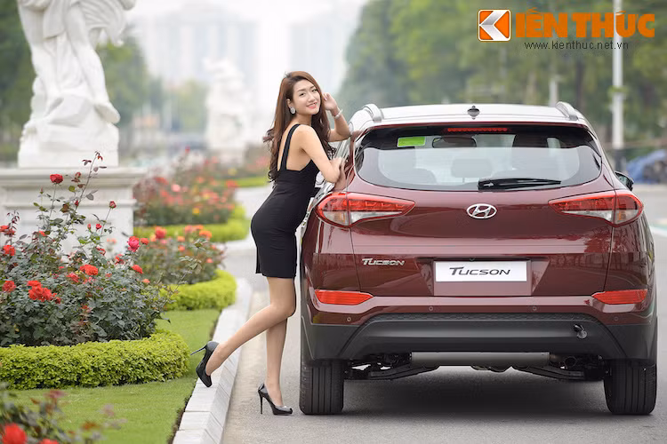 Với thế hệ mới, Hyundai cũng khá chú trọng tới độ an toàn của Tucson với cabin 6 túi khí, thân xe gia cố thép cường lực AHSS tăng 51% khả năng chịu lực, chống bó cứng phanh ABS, cân bằng điện tử ESC, khởi hành ngang dốc HAC, hỗ trợ xuống dốc DBC, kiểm soát thân xe VSM...