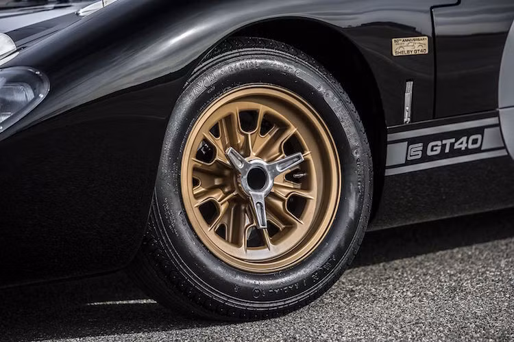 Chính vì vậy, khoảng 90% các bộ phận của chiếc Shelby GT40 2016 có thể tráo đổi cho chiếc Ford GT40. Ngay cả khung xe thép nguyên khối với độ cứng gấp đôi một chiếc xe đua F1 cũng y hệt như Ford GT40 năm nào.