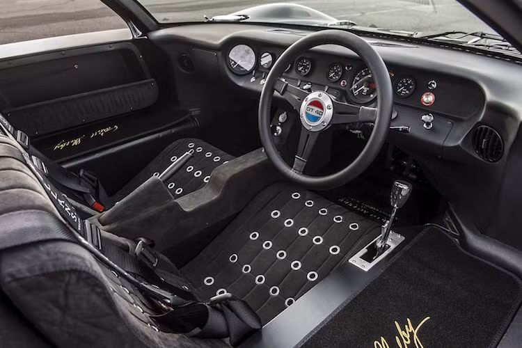 Nội thất của Shelby GT40 cũng giống y hệt như chiếc xe đua nguyên bản, nhưng có thêm một số trang bị như điều hòa tự động và pedal có thể điều chỉnh được để có thể vận hành hàng ngày một cách thoải mái.