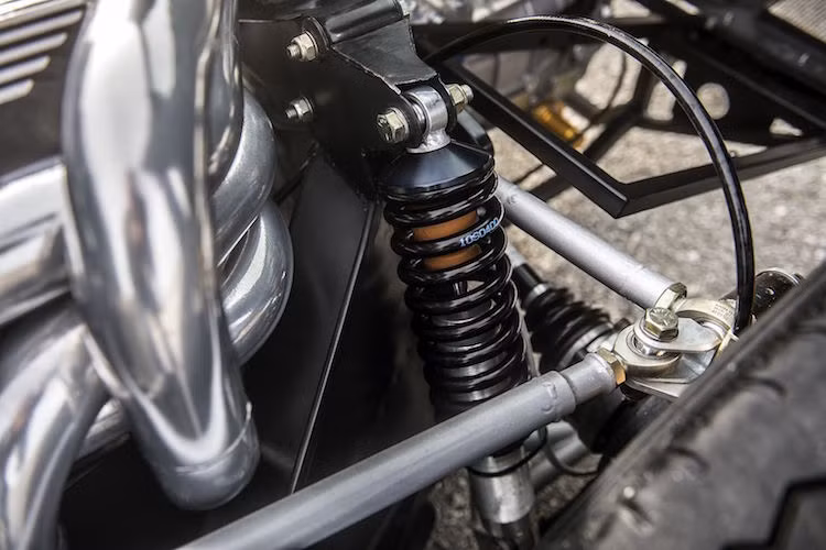 So với Ford GT40, Shelby GT40 thậm chí còn có khả năng vận hành cao hơn trên đường đua nhờ có phuộc Bilstein kèm các lò xo H&amp;R "hàng hiệu".