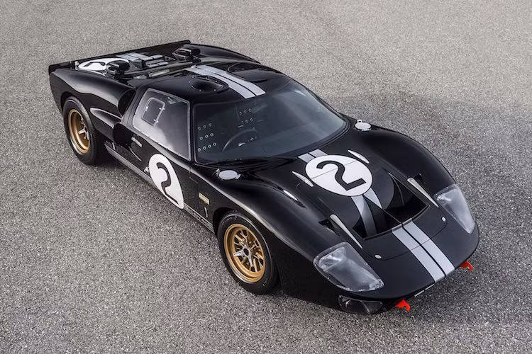 Với trọng lượng tương đương (khoảng 1 tấn), động cơ dung tích lớn hơn và hệ thống treo hiện đại, Shelby GT40 hứa hẹn sẽ còn "tốc độ" và dũng mãnh hơn cả GT40 nguyên bản.