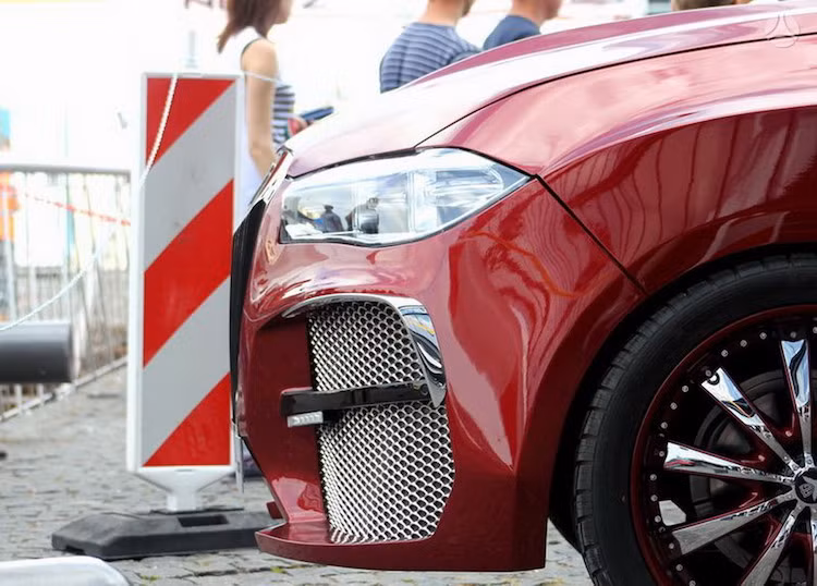 Đèn pha là chi tiết duy nhất được hãng độ kỳ dị này giữ lại ở phần đầu xe. Ngoài ra mọi chi tiết còn lại đã bị thay đổi.