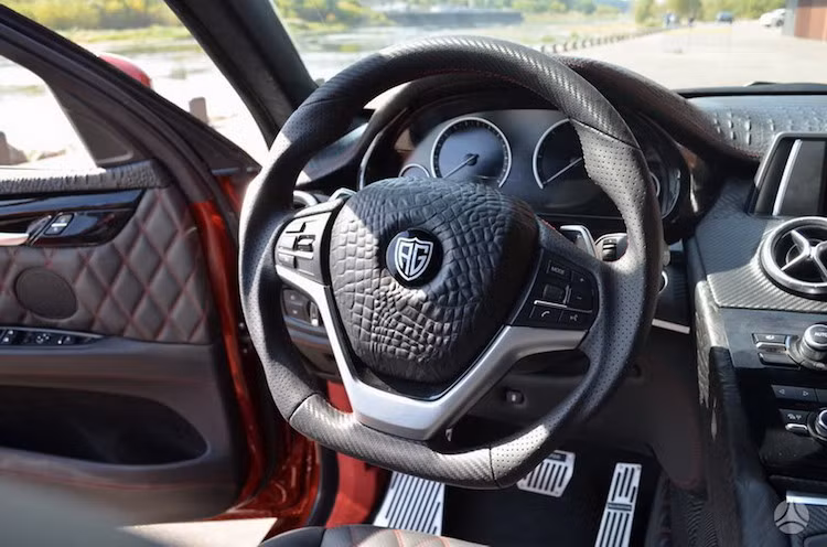 Ở bên trong nội thất, bảng táp lô của X6 đã được AG Excalibur độ lại với các chi tiết lấy từ... xe Mercedes như cửa gió điều hòa.