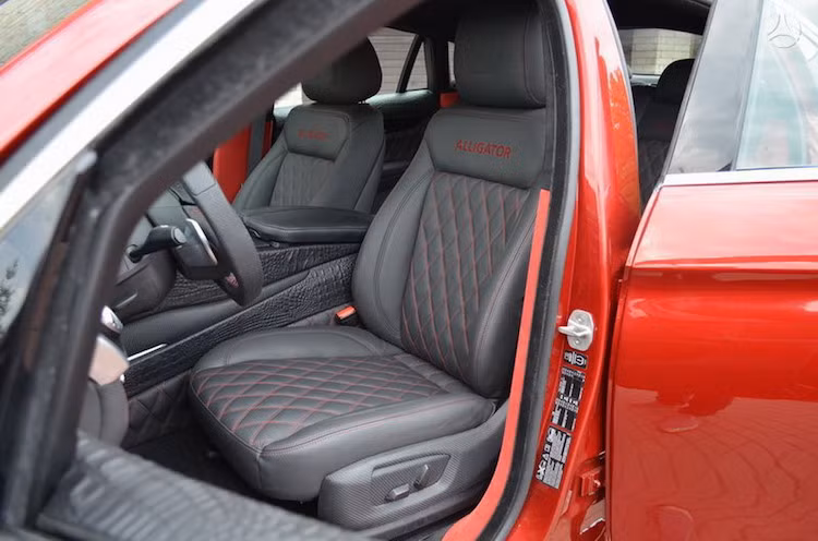 Có lẽ chi tiết ít "điên rồ" nhất trên chiếc xe đó là các ghế ngồi được bọc da thường và chần chỉ khá đẹp mắt.