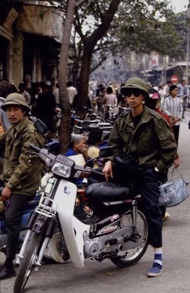 Một "dân chơi" đích thực vào thập niên 90 trên phố phường mùa Tết với đầy đủ các món "hàng hiệu" thời kỳ đó áo NATO, đồng hồ Seiko và chiếc Dream II.