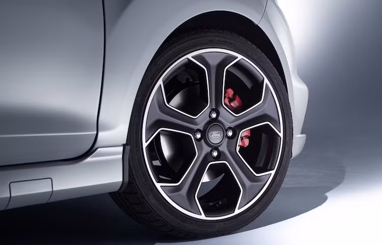 Ngoài ra, bộ mâm 5 cánh 17 inch của chiếc xe cũng có màu đen mờ đặc biệt, ẩn phía sau là hệ thống phanh thể thao với các má phanh sơn đỏ nổi bật.