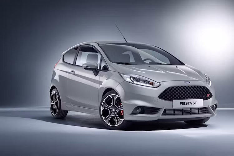Được phát triển từ phiên bản Fiesta ST trước đây, mẫu hatchback thể thao Ford Fiesta ST200 cũng sở hữu ngoại hình "chiến" hơn những chiếc Fiesta bình thường nhờ có bodykit thể thao.