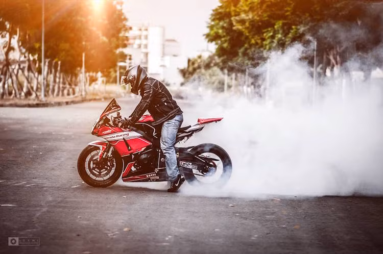 Cùng với yên solo, dè sau được tháo bỏ và bộ gác chân nhôm CNC, chiếc CBR1000RR đã nhanh chóng có được kiểu dáng như những mẫu môtô bước ra từ trường đua.